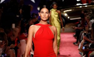 Read more about the article Penktame mėnesyje besilaukdama modelis Lily Aldridge dalyvavo Niujorko mados savaitės pasirodyme